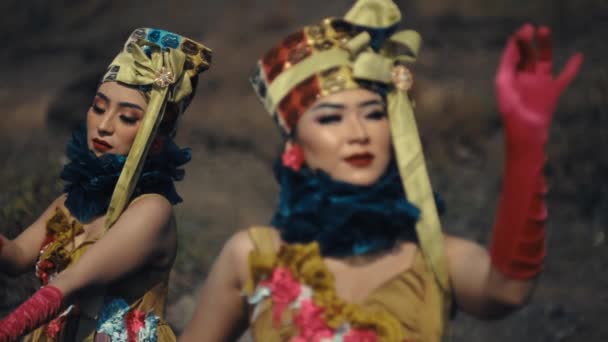 Twee Vrouwen Traditionele Aziatische Kostuums Met Uitgebreide Kopstukken Die Overdag — Stockvideo