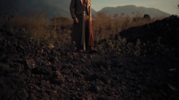 Πρόσωπο Που Περπατά Τραχύ Έδαφος Σούρουπο Βουνά Στο Παρασκήνιο Κατά — Αρχείο Βίντεο