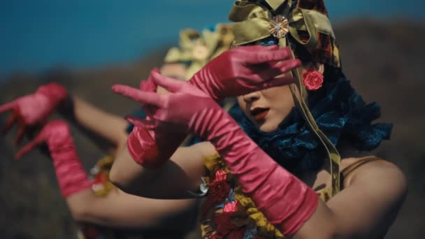 Dançarino Tradicional Traje Vibrante Realizando Com Gestos Expressivos Mão Contra — Vídeo de Stock
