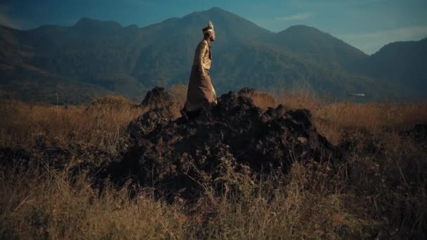 Homme Traditionnel Debout Sur Terrain Rocheux Avec Des Montagnes Arrière — Video