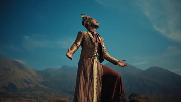 Osoba Vintage Kostium Ramionami Wyciągniętymi Tle Górzystym Pod Błękitnym Niebem — Wideo stockowe