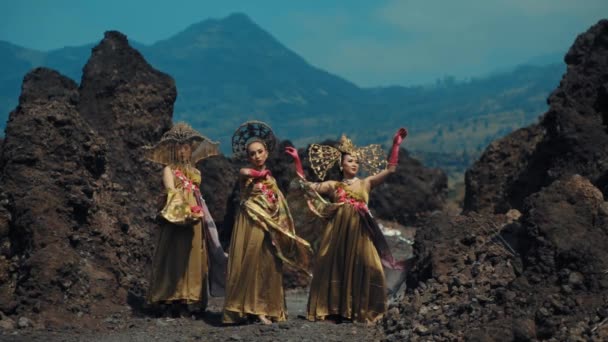 穿着华丽服装的传统舞者 白天在火山景观中表演 — 图库视频影像