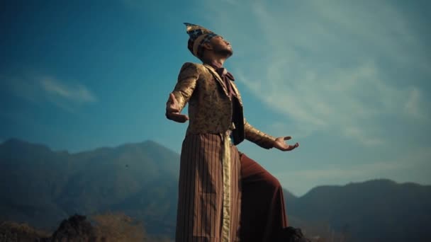 Person Vintage Costume Arms Outstretched Mountainous Backdrop Blue Sky Daylight — Stock Video