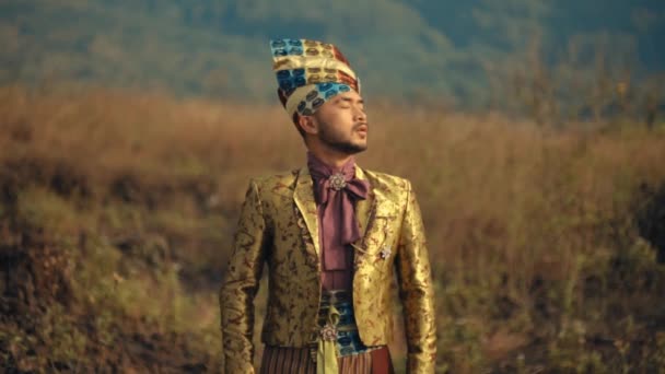 Mann Traditioneller Kleidung Mit Kopfbedeckung Steht Auf Einem Feld Und — Stockvideo
