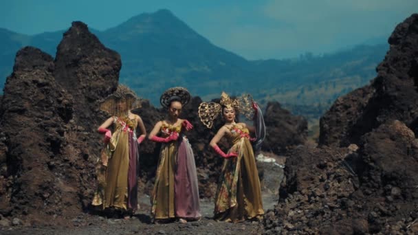 Ομάδα Γυναικών Παραδοσιακά Φορέματα Που Περπατούν Μέσα Ένα Ηφαιστειακό Τοπίο — Αρχείο Βίντεο