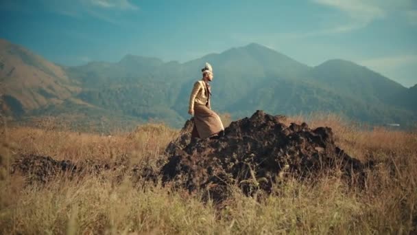 Geleneksel Kıyafetli Bir Adam Gün Işığında Manzaralı Dağ Manzaralı Bir — Stok video