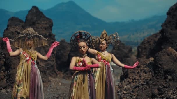 Традиційні Танцюристи Прикрашених Костюмах Виступають Вулканічному Ландшафті Горами Задньому Плані — стокове відео