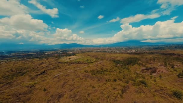 Letecký Pohled Rozlehlou Krajinu Prašnou Cestou Zelená Pole Pod Modrou — Stock video