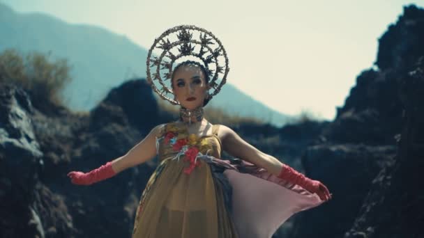 Donna Costume Artistico Con Copricapo Piedi Nel Paesaggio Roccioso Durante — Video Stock