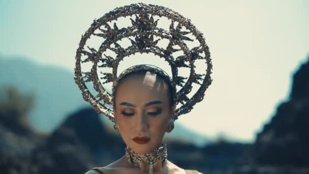Mulher Com Headpiece Vanguardista Maquiagem Posando Cenário Livre Dramático Durante — Vídeo de Stock