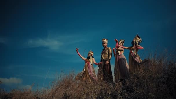 一群身着传统服装的人在黄昏的天空中跳着舞 — 图库视频影像