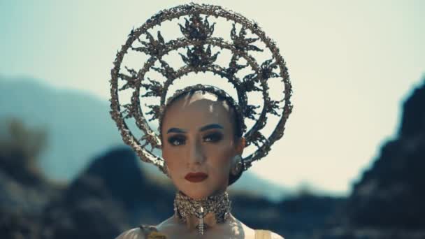 Mulher Com Headpiece Vanguardista Maquiagem Posando Uma Paisagem Desértica Dramática — Vídeo de Stock