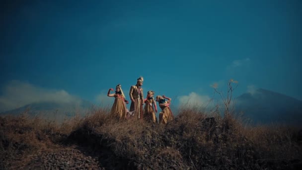 Skupina Lidí Historických Kostýmech Zamlženém Poli Horami Pozadí Denního Světla — Stock video
