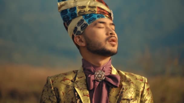 Stilvoller Mann Lebendigem Turban Und Anzug Posiert Bei Tageslicht Mit — Stockvideo