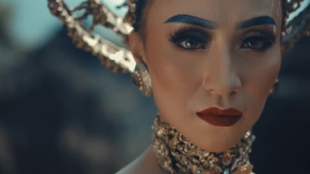 Elegant Kvinna Med Dramatisk Makeup Och Lyxiga Smycken Poserar Med — Stockvideo