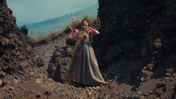 Geleneksel Elbiseli Kadın Gün Işığında Kayalık Uçurumlar Arasında Poz Veriyor — Stok video
