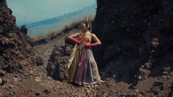 Kobieta Eleganckiej Sukience Przechadzająca Się Nierównym Terenie Świetle Dnia — Wideo stockowe