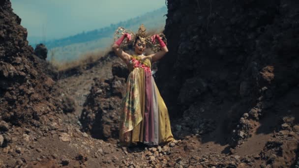 Kobieta Tradycyjnej Sukni Niosącej Kosze Przez Surowy Krajobraz Świetle Dnia — Wideo stockowe