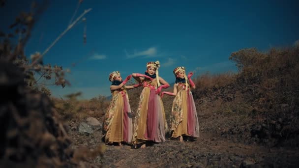 Trzy Kobiety Tradycyjnych Sukienkach Tańczą Świeżym Powietrzu Pod Błękitnym Niebem — Wideo stockowe
