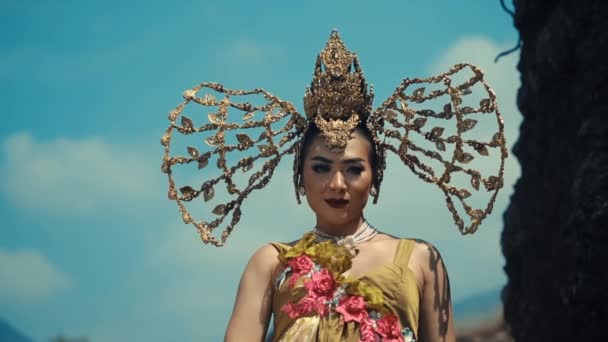 Geleneksel Balili Kostümlü Başlıklı Kadın Gün Işığında Mavi Gökyüzüne Karşı — Stok video