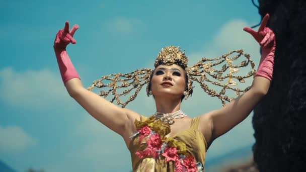 Elegante Donna Costume Ornato Con Copricapo Oro Guanti Rosa Posa — Video Stock