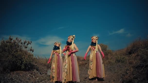 Три Жінки Традиційних Сукнях Позують Відкритому Повітрі Фоном Сутінкового Неба — стокове відео
