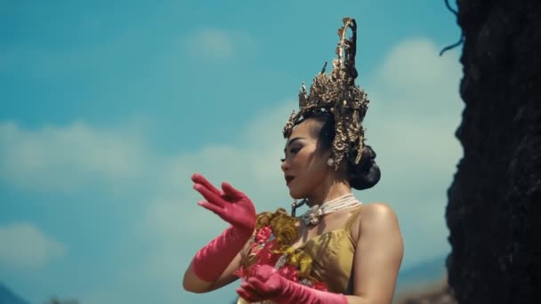Dançarina Balinesa Tradicional Traje Ornamentado Realizando Livre Com Pano Fundo — Vídeo de Stock