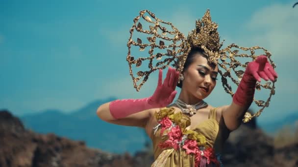 身着传统巴厘服装 头戴华丽头饰的女人 白天在山区背景下跳舞 — 图库视频影像