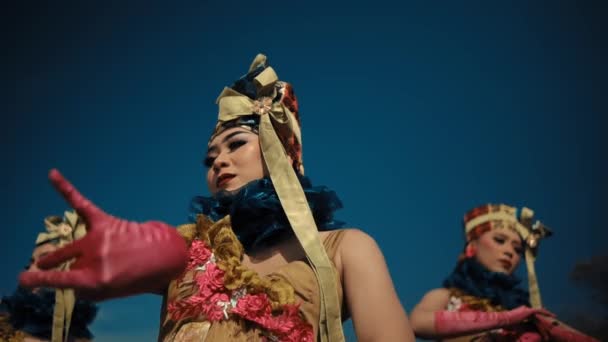 Ballerini Tradizionali Costumi Ornati Che Esibiscono Sotto Cielo Blu Durante — Video Stock