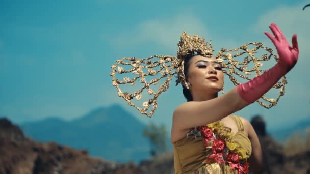 Elegant Woman Ornate Headdress Gloves Posing Mountains Background Daylight — Stock Video