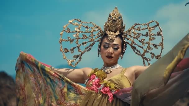 Elegante Vrouw Traditioneel Kostuum Met Sierlijke Hoofdtooi Tegen Bergachtige Achtergrond — Stockvideo