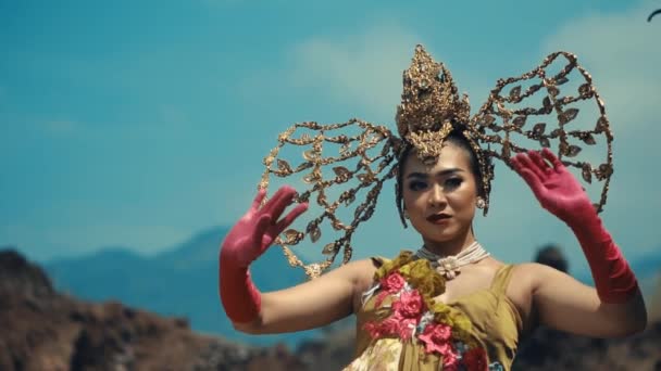 Traditionelle Balinesische Tänzerin Kunstvoller Tracht Mit Bergkulisse Bei Tageslicht — Stockvideo