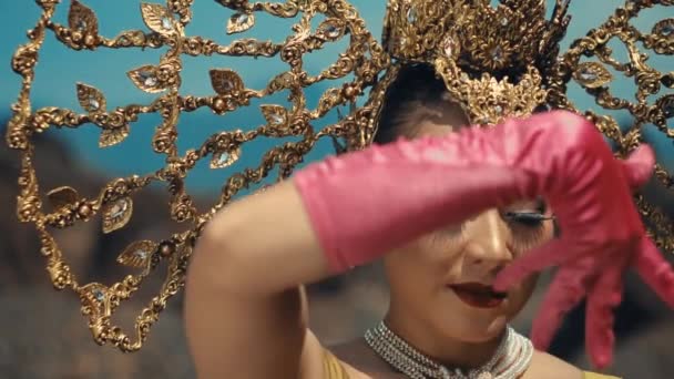 Κομψή Γυναίκα Χρυσά Αξεσουάρ Πεταλούδας Και Ροζ Γάντια Που Θέτουν — Αρχείο Βίντεο
