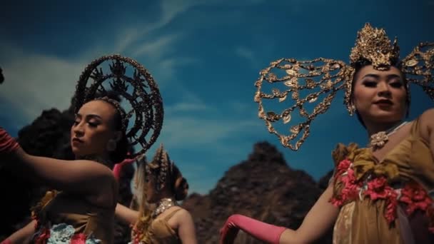 两名身着亚洲传统服装的妇女在白天的蓝天和云彩的映衬下艺术化地摆姿势 — 图库视频影像