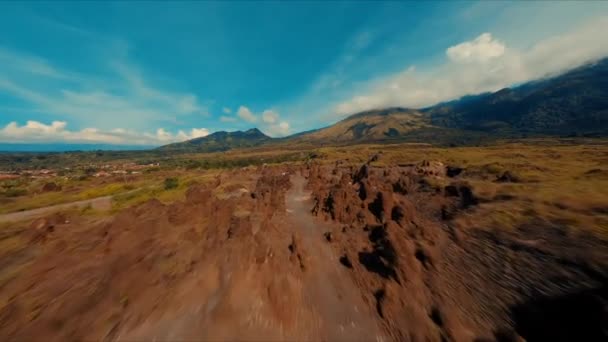 动态景观 运动模糊效果 特征是一个人在崎岖的地形上奔跑 背景是蓝天下的群山 — 图库视频影像