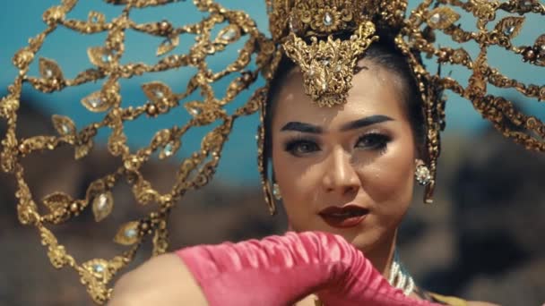 Woman Ornate Golden Headdress Pink Gloves Posing Traditional Look Blurred — Stock Video