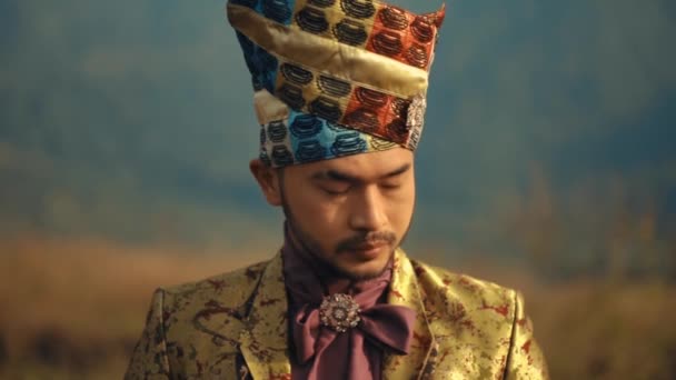 Porträtt Man Traditionell Etnisk Klädsel Med Turban Ställs Mot Suddig — Stockvideo