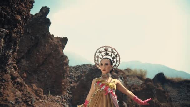 Şık Klasik Elbiseli Başlıklı Kadın Gün Işığında Engebeli Bir Manzarada — Stok video