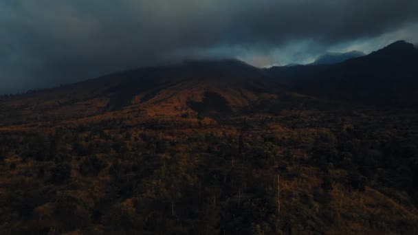 Misty Ορεινό Τοπίο Χρώματα Του Φθινοπώρου Κάτω Από Ένα Δραματικό — Αρχείο Βίντεο