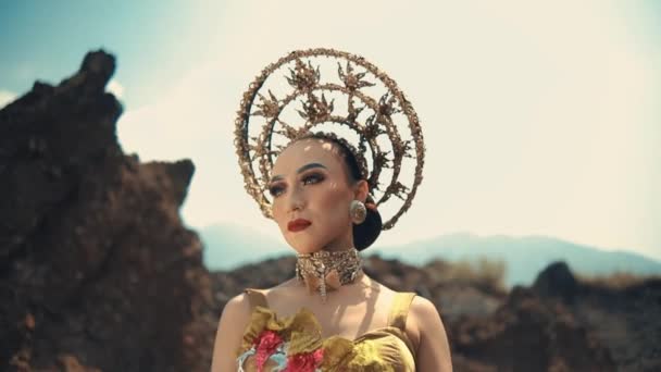 Elegancka Kobieta Tradycyjnym Stroju Ozdobnym Nakryciem Głowy Pozująca Naturalnym Krajobrazie — Wideo stockowe