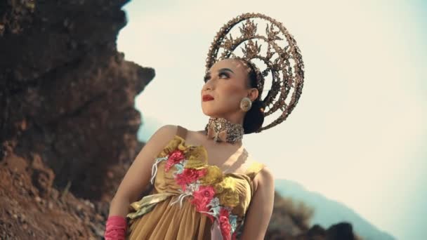 Kobieta Tradycyjnej Meksykańskiej Sukience Ozdobnym Nakryciem Głowy Pozowanie Skalistym Krajobrazie — Wideo stockowe