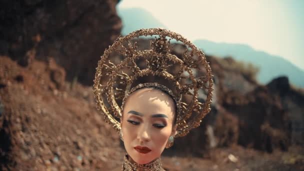 Szürreális Portré Egy Nőről Mechanikus Glóriával Rózsaszín Kesztyűben Egy Kopár — Stock videók