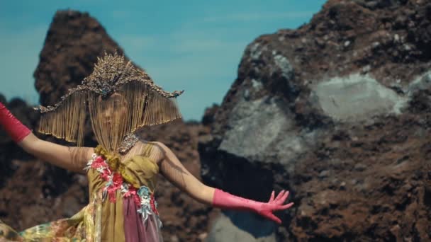 Persona Costume Tribale Vibrante Con Copricapo Piedi Contro Aspro Paesaggio — Video Stock