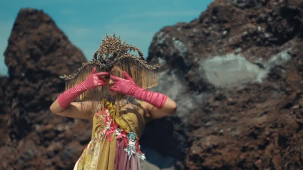 Süslü Kostümlü Başlıklı Pembe Eldivenli Biri Gün Işığında Açık Bir — Stok video