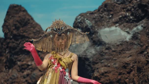 Ballerino Tradizionale Costume Ornato Che Esibisce Con Rocce Vulcaniche Sullo — Video Stock