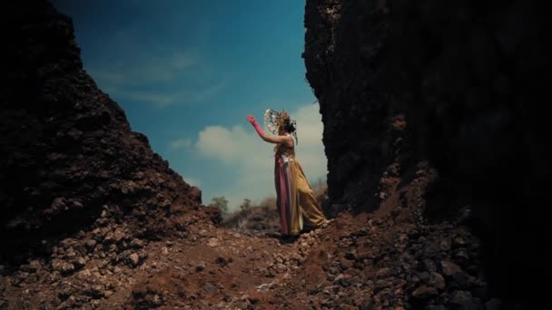 白天穿着传统服装在岩石峭壁间跳舞的女人 — 图库视频影像