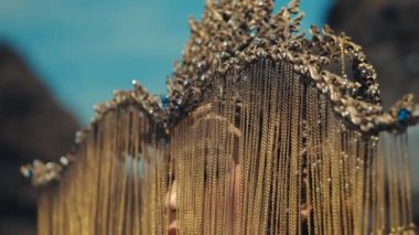 Gündüz vakti arka planı bulanık olan altın zincirli bir posta parçasının yakın çekimi