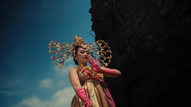 Ballerino Balinese Tradizionale Costume Che Esibisce All Aperto Con Uno — Video Stock