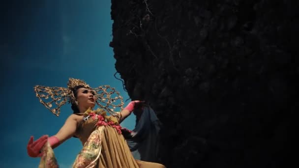 Елегантна Жінка Традиційній Сукні Головний Убір Позує Темну Скелю Блакитне — стокове відео