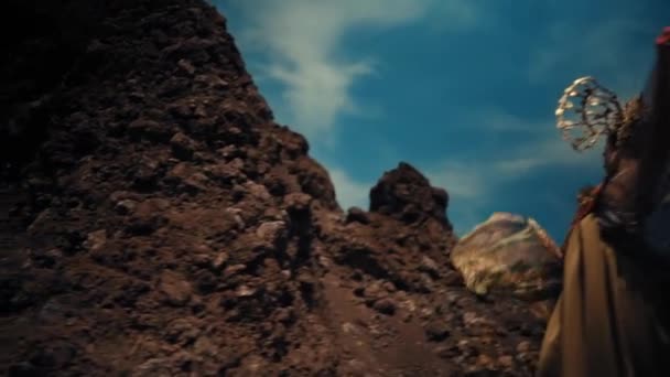 Gündüz Vakti Dramatik Bir Gökyüzü Altında Kayalık Bir Oluşum Tarafından — Stok video